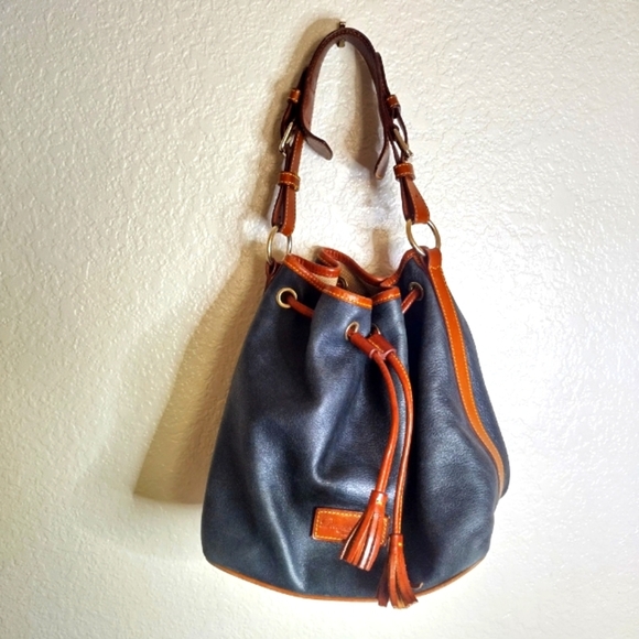 DOONEY & BOURKE WEXFORD TASHA LEATHER DRAWSTRING SHOULDER BAG BLACK - Picture 1 of 9